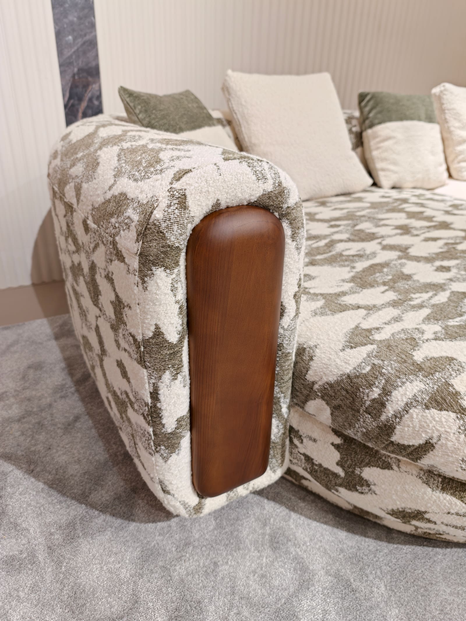 5012 Curved Cream Boucle Modular Sectional Sofa 4